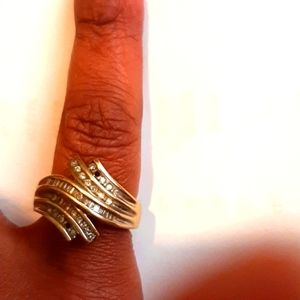 Zales Ring Size 6.5 or 7 Two Stones Are Missing 18k Gold I Would Say No Returns